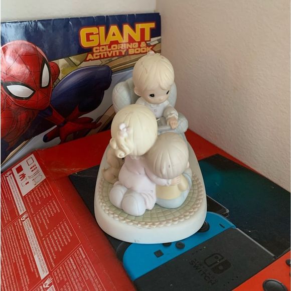 Precious Moments 527556 Bring The Little Ones To Jesus, Reading Bible Figurine - Picture 3 of 5